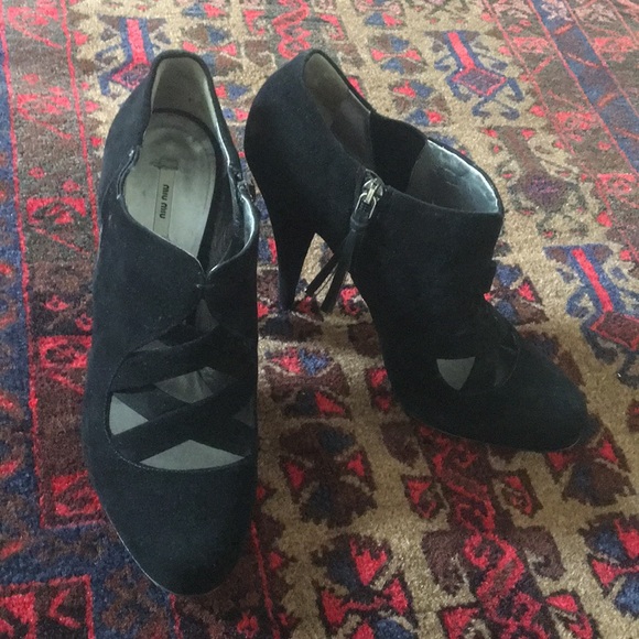 Miu Miu black suede zip up criss cross booties - Picture 4 of 6